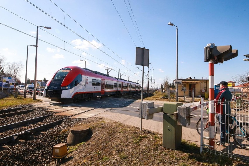 Przejazd kolejowy na granicy Plewisk i Poznania jest...