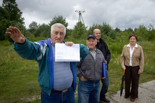 Będziemy protestować &#8211; grożą Feliks Dziemiańczuk, sołtys Sowlan (pierwszy z lewej), Edward Popławski, Zbigniew Stolańczyk i Grażyna Buzun.