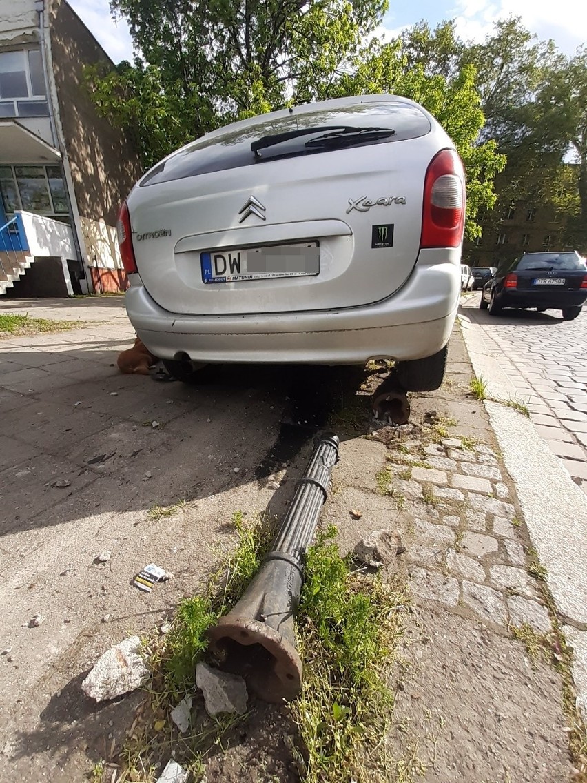 Wypadek na Podwalu. Młody kierowca wpadł w poślizg- staranował słupki i inny samochód (ZDJĘCIA)