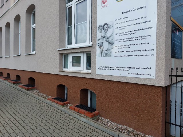 Dom Samotnej Matki znajduje się przy ulicy Wojska Polskiego w Koszalinie.