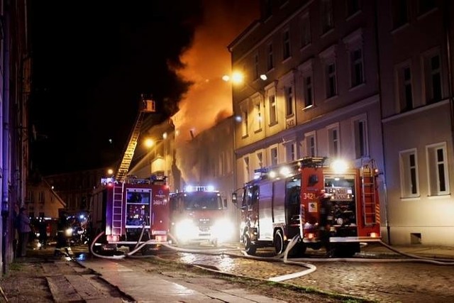 Straż pożarna ewakuowała 25 osób. Troje rannych przewieziono do szpitala.