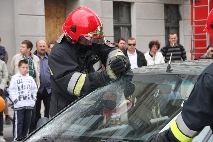 Dni Opola 2012. Pokazy ratownictwa na placu Kopernika.