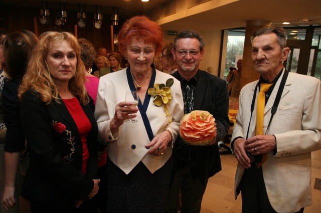 W kuluarach prezes, której towarzyszył mąż, Bruno Trych, otrzymała wiele wyrazów sympatii, tu w podarunku jubileuszowego arbuza od Małgorzaty Morgas i Mariusza Kopki, którzy  zajmują się carvingiem.
