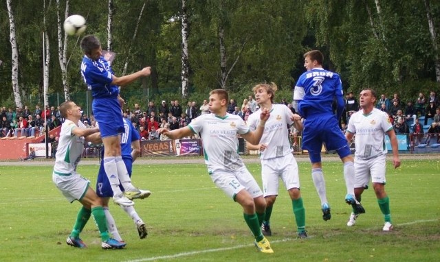 W Tomaszowie Mazowieckim, piłkarze Broni (niebieskie stroje), zatrzymali lidera