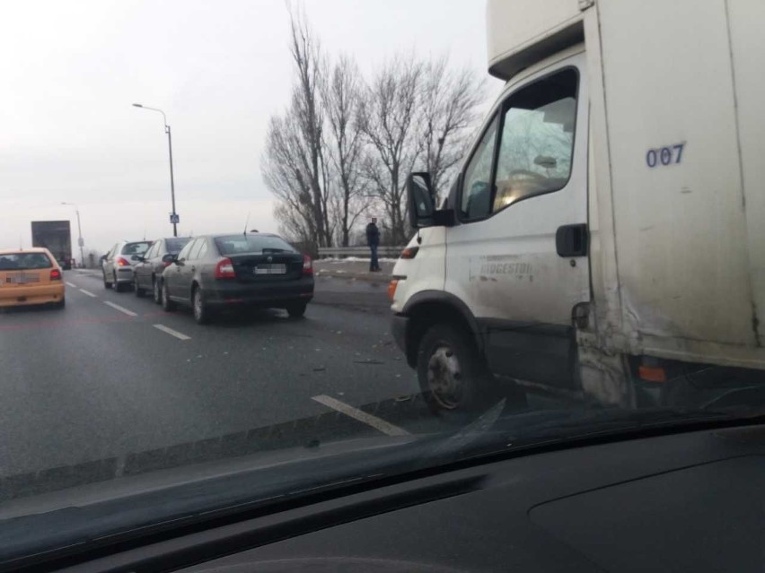 Karambol na wiadukcie na ul. Przybyszewskiego. ZABLOKOWANY PAS RUCHU