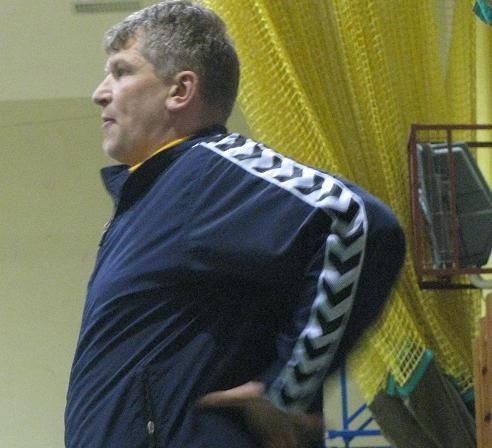 Trener szczypiornistów ostrołęckiej Trójki Arkadiusz Chełmiński widzi zarówno plusy, jak i minusy gry swoich podopiecznych.