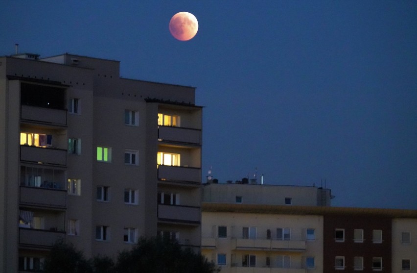 Zaćmienie Księżyca nad Ruczajem. Krakowianie powtórnie taki widok zobaczą dopiero w 2123 roku