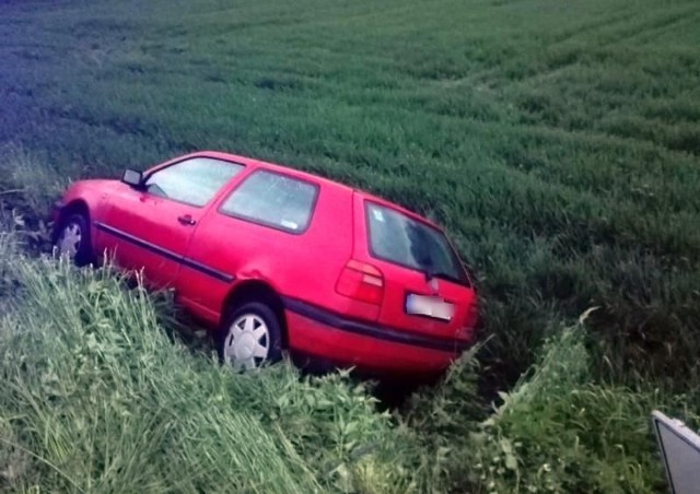 Skradziony na Dolnym Śląsku volkswagen znalazł sią w Kietrzu. Złodziej wjechał nim do rowu.