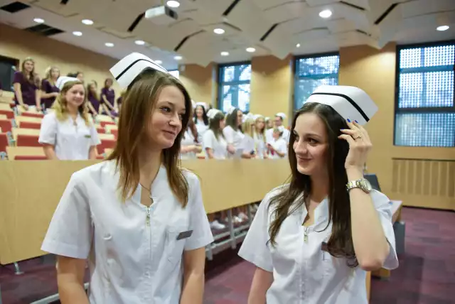 Czepkowanie studentów II roku pielęgniarstwa i położnictwa na UMB
