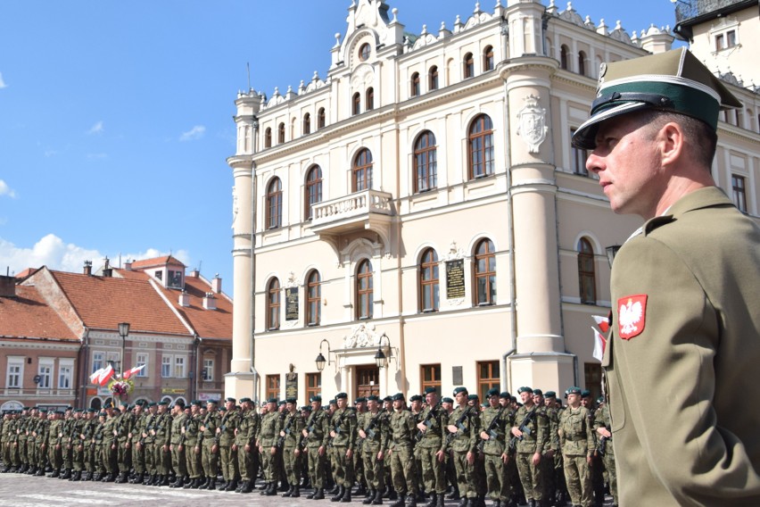 Na jarosławskim rynku, uroczystą przysięgę złożyli żołnierze...