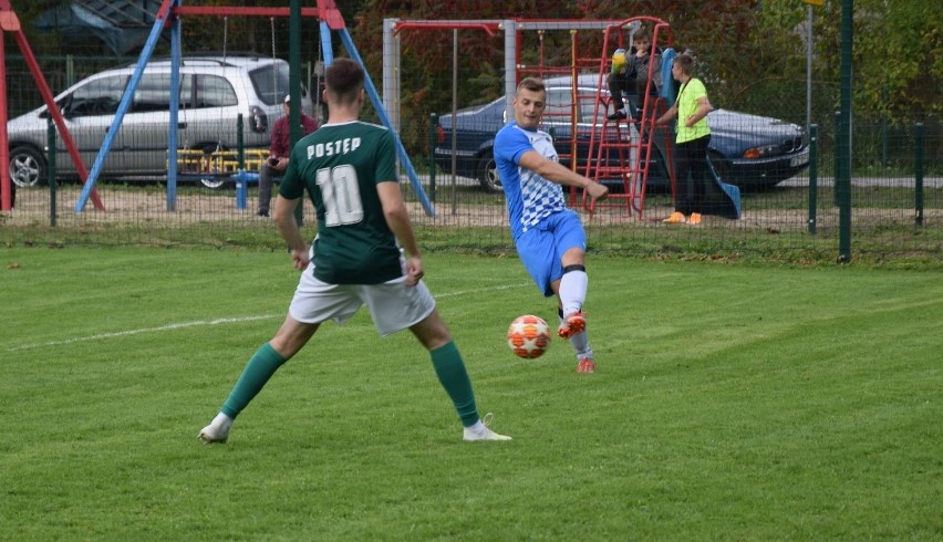 Piłka nożna. Postęp Łaziska w doliczonym czasie gry wygrywa z Klubem Sportowym Maków. Zimę spędzi na fotelu lidera Klasy B. Zobacz zdjęcia