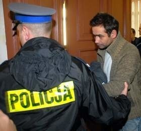 Cezary Atanańczyk podczas doprowadzenia przez policję na przesłuchanie w prokuraturze.