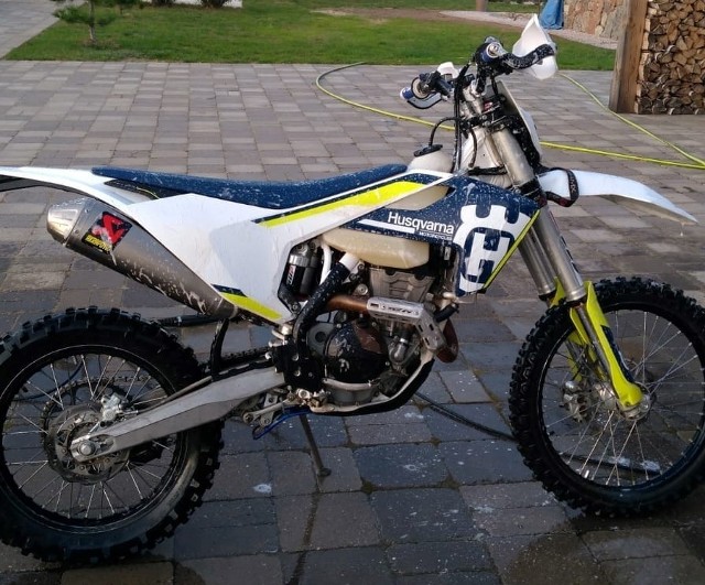 Ten motocykl enduro marki Husqvarna został skradziony w gminie Odrzywół.