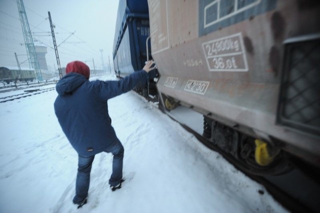 Liczenie wagonów poprzez ich dotykanie - to jedna z zabaw grożących śmiercią. Tak prawdopodobnie zginął 28-latek na Dworcu Wschodnim w Opolu.