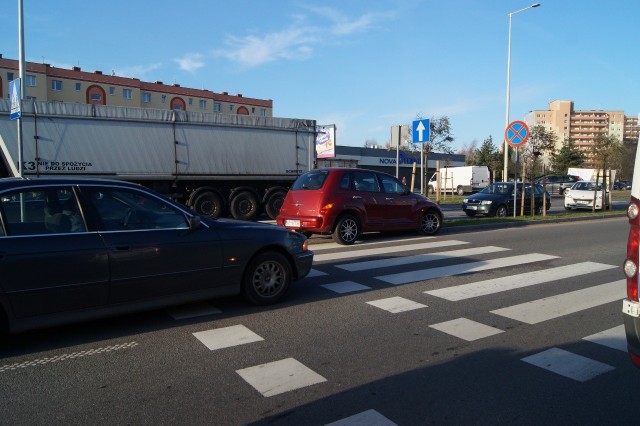 Kierujący ciężarowym DAFem z naczepą jadąc ringiem w kierunku ulicy Szczecińskiej potrącił na skrzyżowaniu z ulicą Andersa kobietę. - Kierujący nie ustąpił pierwszeństwa na pasach dla pieszych - informuje Robert Czerwiński, rzecznik prasowy słupskiej policji. -  Delikatnie potrącił 76-latkę która w wyniku uderzenia przewróciła się. Na szczęście pogotowie ratunkowe stwierdziło, że  kobieta nie poniosła obrażeń.  Kierujący był trzeźwy - kończy Czerwiński. Policja apeluje o uwagę na drodze i zachowanie szczególnej ostrożności, zwłaszcza gdy zapada zmrok.