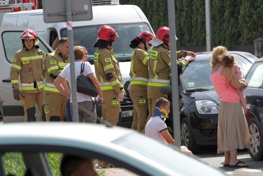 Wypadek w Tarnobrzegu. Na osiedlu Mokrzyszów zderzyły się trzy samochody, którymi podróżowało sześć osób, w tym małe dziecko (ZDJĘCIA)