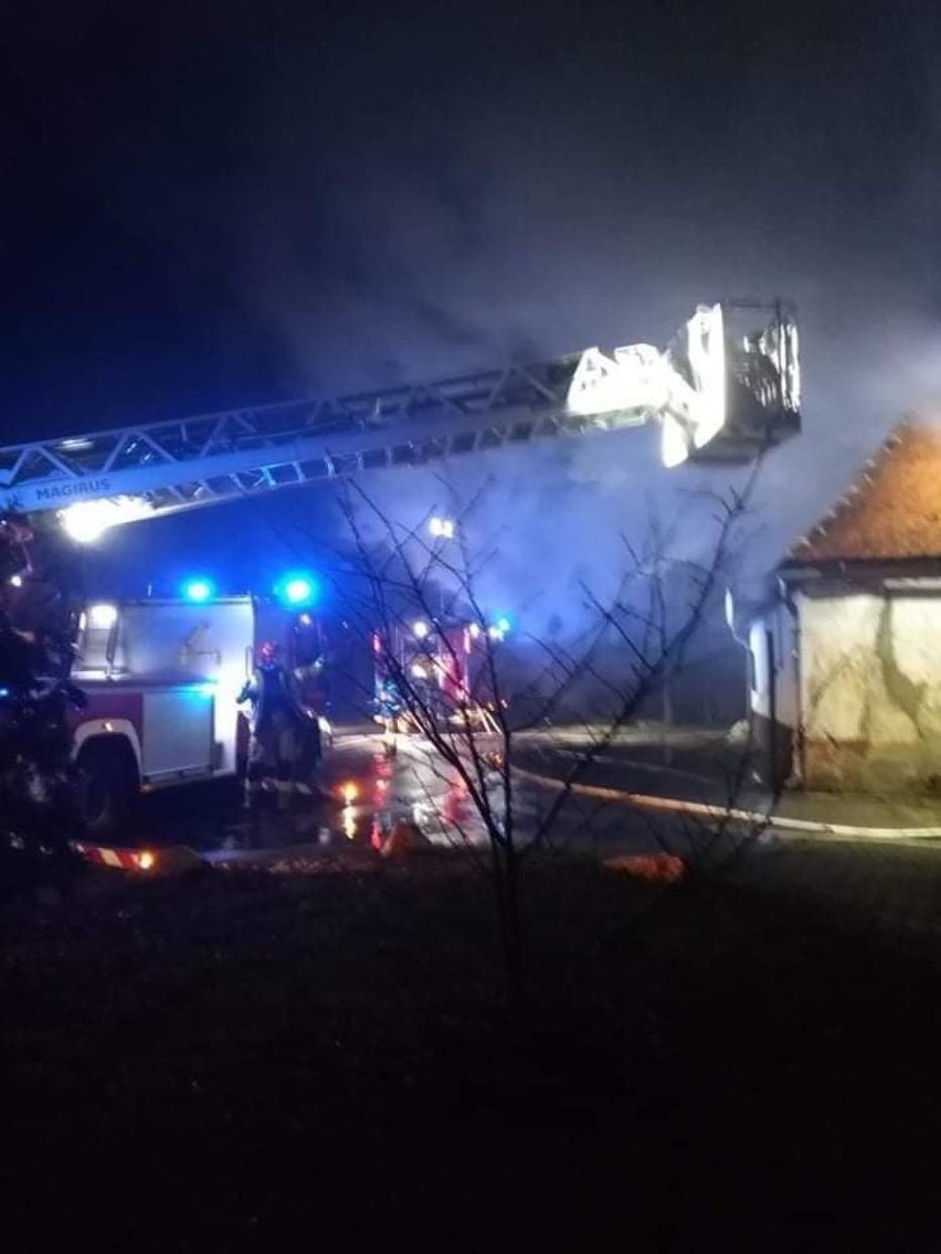 Tragiczny bilans nocnego pożaru w Wydawach w gminie Poniec....