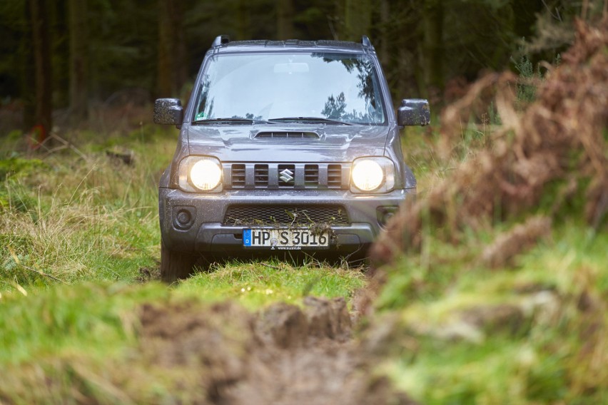 Suzuki Jimny nie próbuje na siłę udawać SUV-a. To...