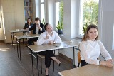 Matura 2022 z języka polskiego w Stalowej Woli. Uczniowie pełni nadziei. Zobacz zdjęcia 