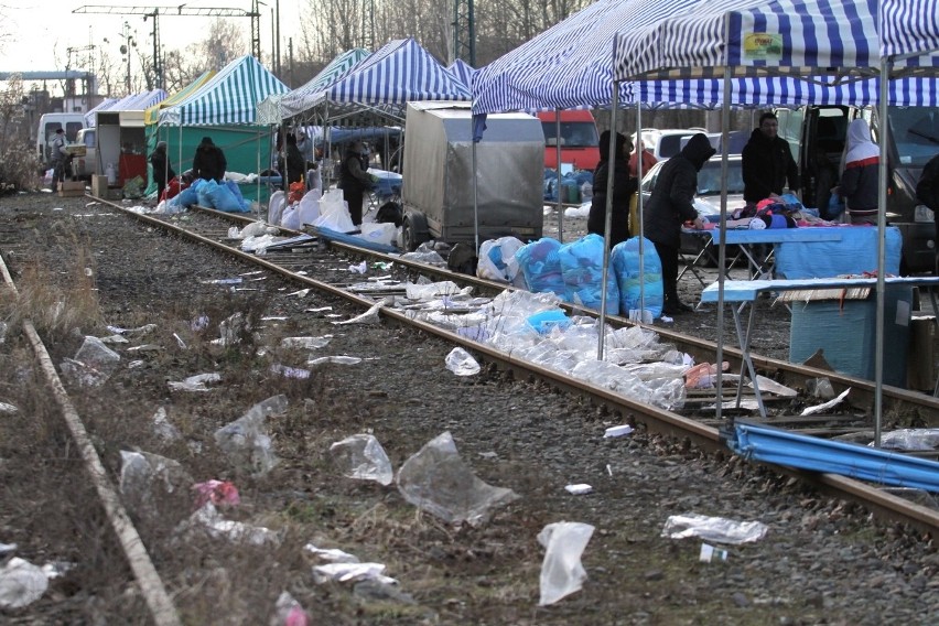 Po niedzielnym handlu targowisko na Świebodzkim wygląda jak po wojnie (ZDJĘCIA)