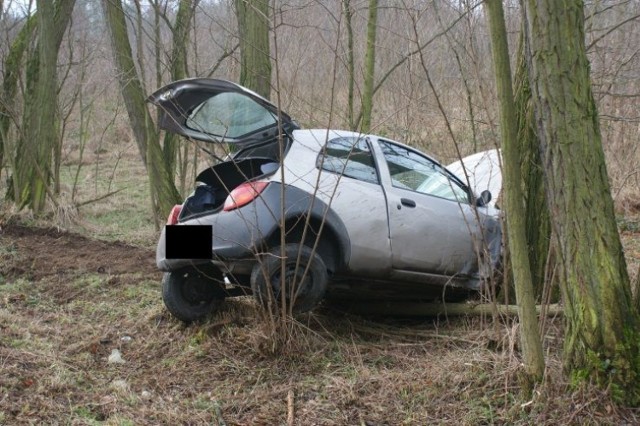 Wypadek w Kleczewie: Samochód uderzył w drzewo