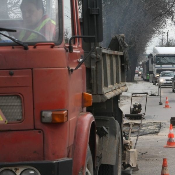 Drogowcy zajęli fragment pasa ruchu na ulicy Sandomierskiej. Rezultat mógł być tylko jeden - wielki korek.