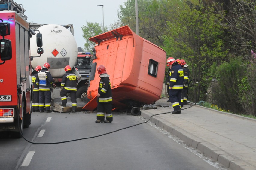 Kraków. Wypadek na ulicy Nowohuckiej. Cysterna przewróciła się i zablokowała drogę
