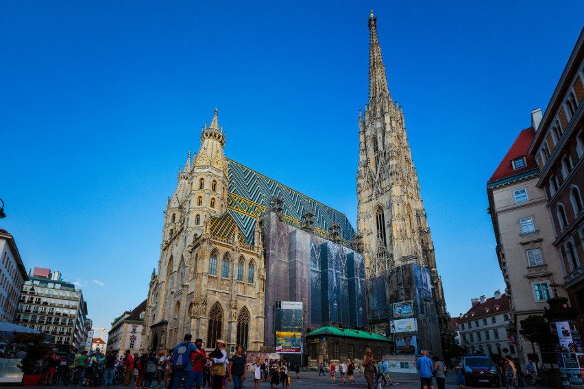 Gotycka katedra wznosząca się na Stephansplatz jest jednym z...
