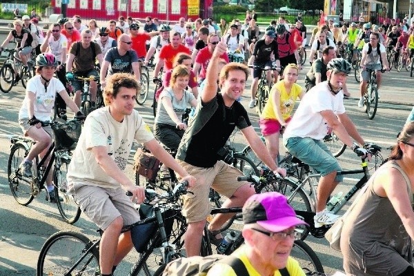 Choć nowe przepisy miały zapewnić cyklistom bezpieczeństwo na drogach, paradoksalnie sprawiły, że zwiększyła się liczba wypadków z ich udziałem.