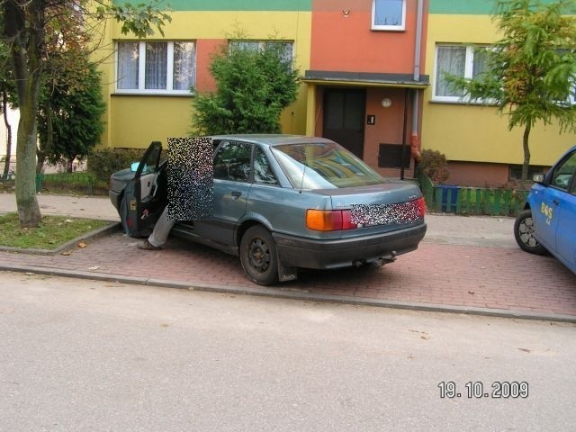 Zdjęcie od Czytelnika. Tak się parkuje w Wasilkowie. Kierowca lubi się "rozpychać"