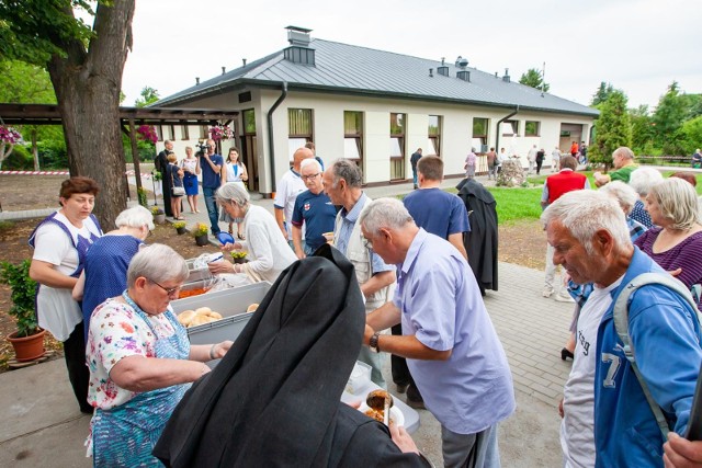 - Są w nim nowa stołówka, która pomieści 50 osób, do tego zaplecze kuchenne, gabinet lekarski, pokój psychologa, pokoje interwencyjne dla bezdomnych, którzy do nas zawitają - wymienia siostra Magdalena ze Zgromadzenia Zakonnego Sióstr Albertynek.Jest zatem ośrodek terapeutyczny dla osób, które będą chciały wyjść z bezdomności lub uzależnienia. Albertynki w Bydgoszczy nam się ładnie rozbudowująTo również miejsce dla osób będących ofiarami przemocy domowej. W mieszkaniach interwencyjnych znajdują się cztery pokoje z łazienkami. Jest też pomieszczenie do prowadzenia warsztatów terapii manualnej oraz do spotkań z prawnikiem.Dzisiaj poświęcono Centrum pomocy im. św. Brata Alberta. Uroczystości rozpoczęły się mszą w kościele pw. św. Antoniego z Padwy przy ul. Głuchej. Wszystko poszło szybko i sprawnie. W grudniu zeszłego roku podpisywano w urzędzie marszałkowskim umowy o dofinansowanie projektów. Budynek na Koronowskiej postawiono w ciągu pół roku. 