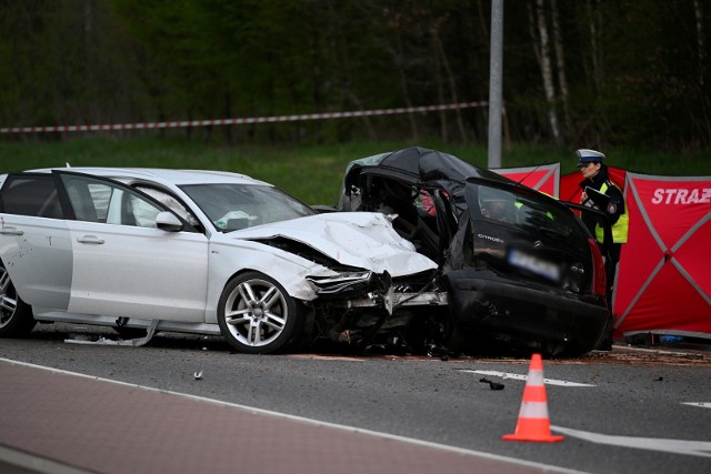 Dwie osoby zginęły w zderzeniu samochodów osobowych na drodze krajowej nr 77b w Leżajsku