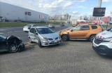 Wypadek trzech aut w Bielanach Wrocławskich. Jedna osoba ranna (ZDJĘCIA)