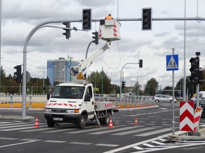 Malowane są jeszcze pasy na jezdniach oraz podłączana jest...