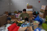 Coraz więcej mieszkańców Ukrainy przychodzi po dary do magazynów z pomocą humanitarną w Sandomierzu. Zaczyna brakować żywności  