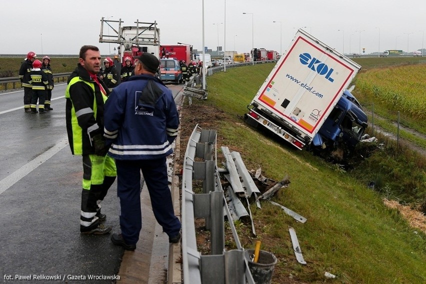 Wypadek na AOW. Ciężarówka z Turcji wypadła z drogi [ZDJĘCIA]