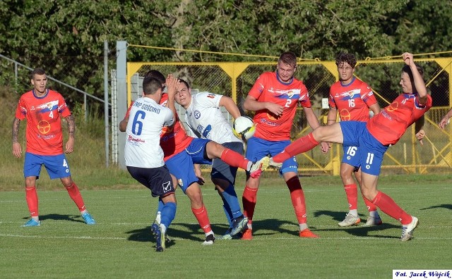 Piłkarze Gwardii Koszalin (czerwone koszulki) z trudem sięgnęli po punkty w starciu z Olimpem Gościno.