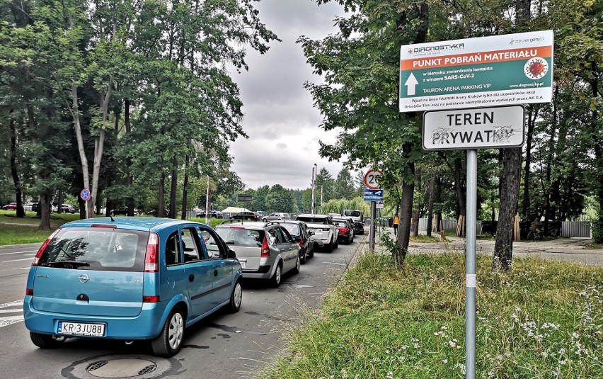 Kolejka samochodowa do testów na koronawirusa