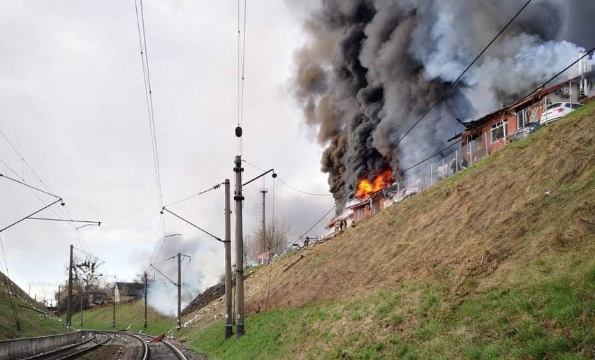 Płonące po ostrzale budynki kolejowe