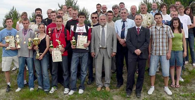 Pamiątkowe zdjęcie uczestników i organizatorów Szkolnej Ligi  Strzeleckiej w Tarnobrzegu.