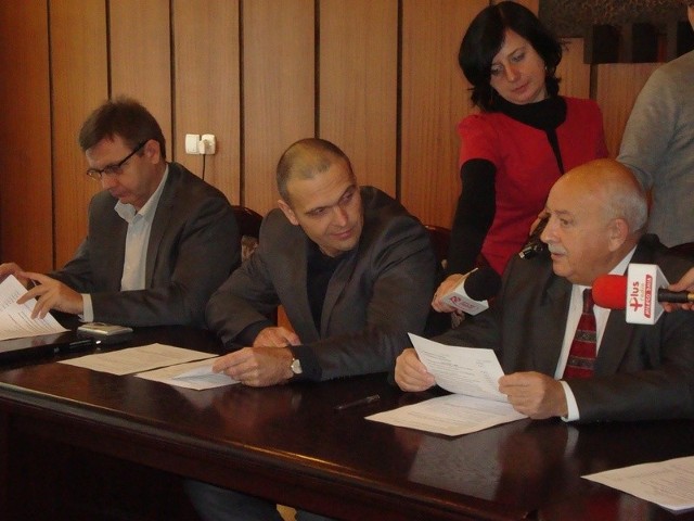 Listę inwestycji przedstawili w piątek: (od lewej) Robert Surowiec, Marcin Kurczyna i wiceprezydent Stefan Sejwa.