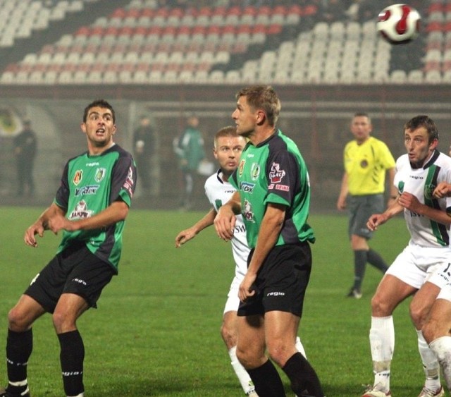 Obrońca Stali Stalowa Wola, Bartłomiej Piszczek (z lewej, w środku Jaromir Wieprzęć) zagrał w podstawowym składzie naszego zespołu w ostatnich dwóch meczach i spisał się bez zarzutu.