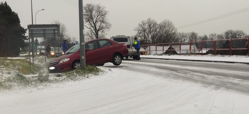 Auto wypadło z drogi w okolicach Jurowiec