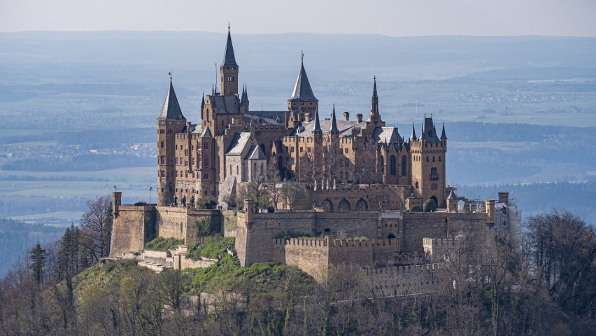 Ród cesarski Hohenzollernów władał swego czasu znaczną...