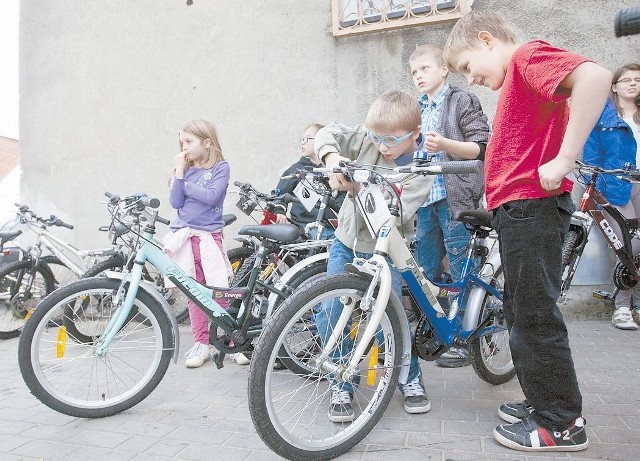 20 dzieciaków z placówki przy ul. Lutosławskiego wsiadło w poniedziałek na nowe rowery, prezent od pracowników grupy Energa. 