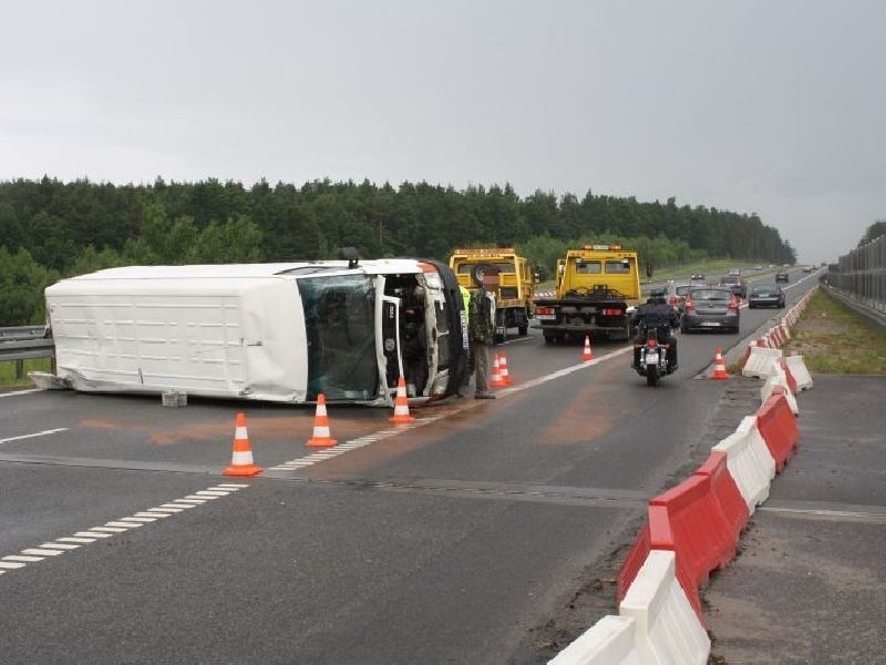 Wypadek w powiecie skarżyskim. Przewrócił się bus 