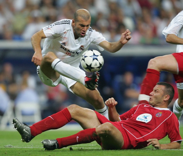 Zinedine Zidane (z piłką) robił z zawodnikami Wisły co chciał. Skończyło się szczęśliwie. Mistrz Polski przegrał tylko 1:3, a krakowscy piłkarze zamiast myśleć o strzelaniu bramek - kombinowali jak wymienić się koszulkami z najlepszymi piłkarzami świata.