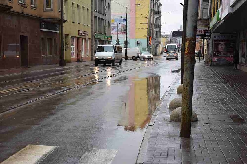 Po opadach deszczu na gorzowskich ulicach tworzą się...
