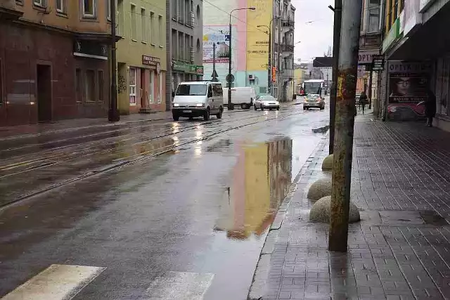 Po opadach deszczu na gorzowskich ulicach tworzą się gigantyczne kałuże.