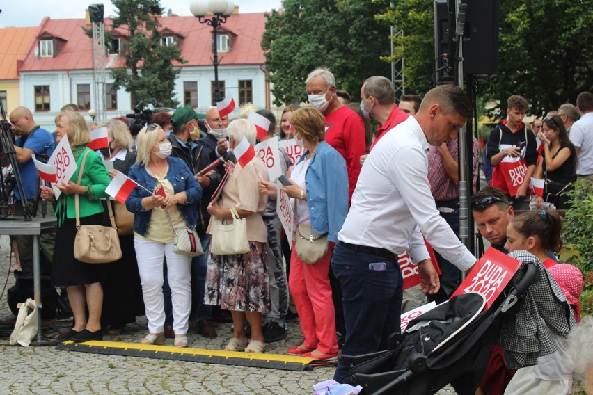 Andrzej Duda w Białej Podlaskiej o silnych sojuszach i potrzebie inwestycji. Były oklaski, okrzyki i transparent o ułaskawieniu pedofila